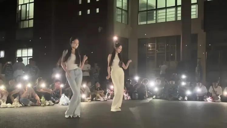 江西某大学一对双胞胎姐妹，在军训之余的操场上跳裁判舞，一下子火出圈了！那首名叫《