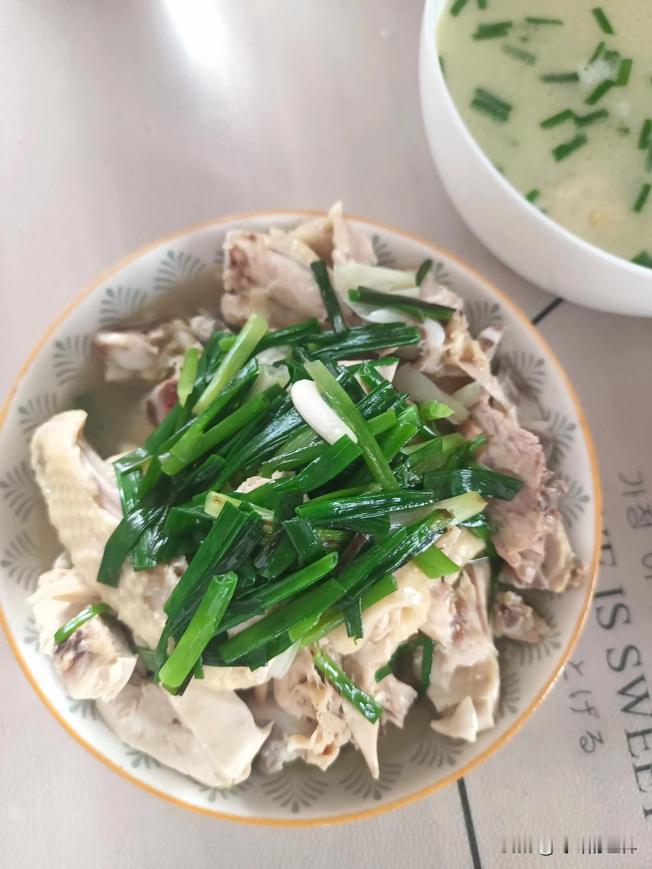 周末，雨天。早点干饭。
吃饱，上床。随心所欲。