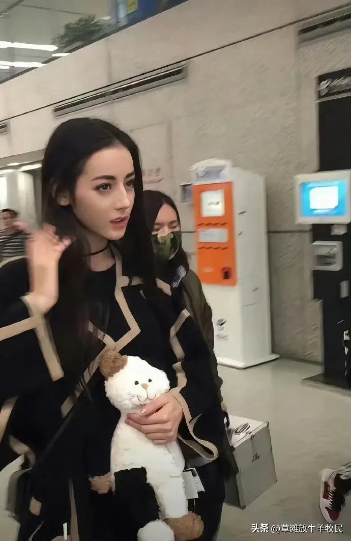 热巴迪拜转机栽大了！滞留数日错失巴黎大秀，以后出国铁定只坐直飞
 
热巴这次去巴