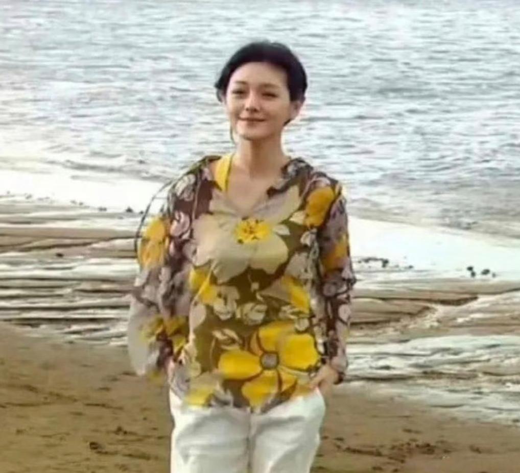 大S在海边穿的这件成熟风雪纺短袖上衣，款式其实挺显年纪的，跟我们小时候见过的长辈