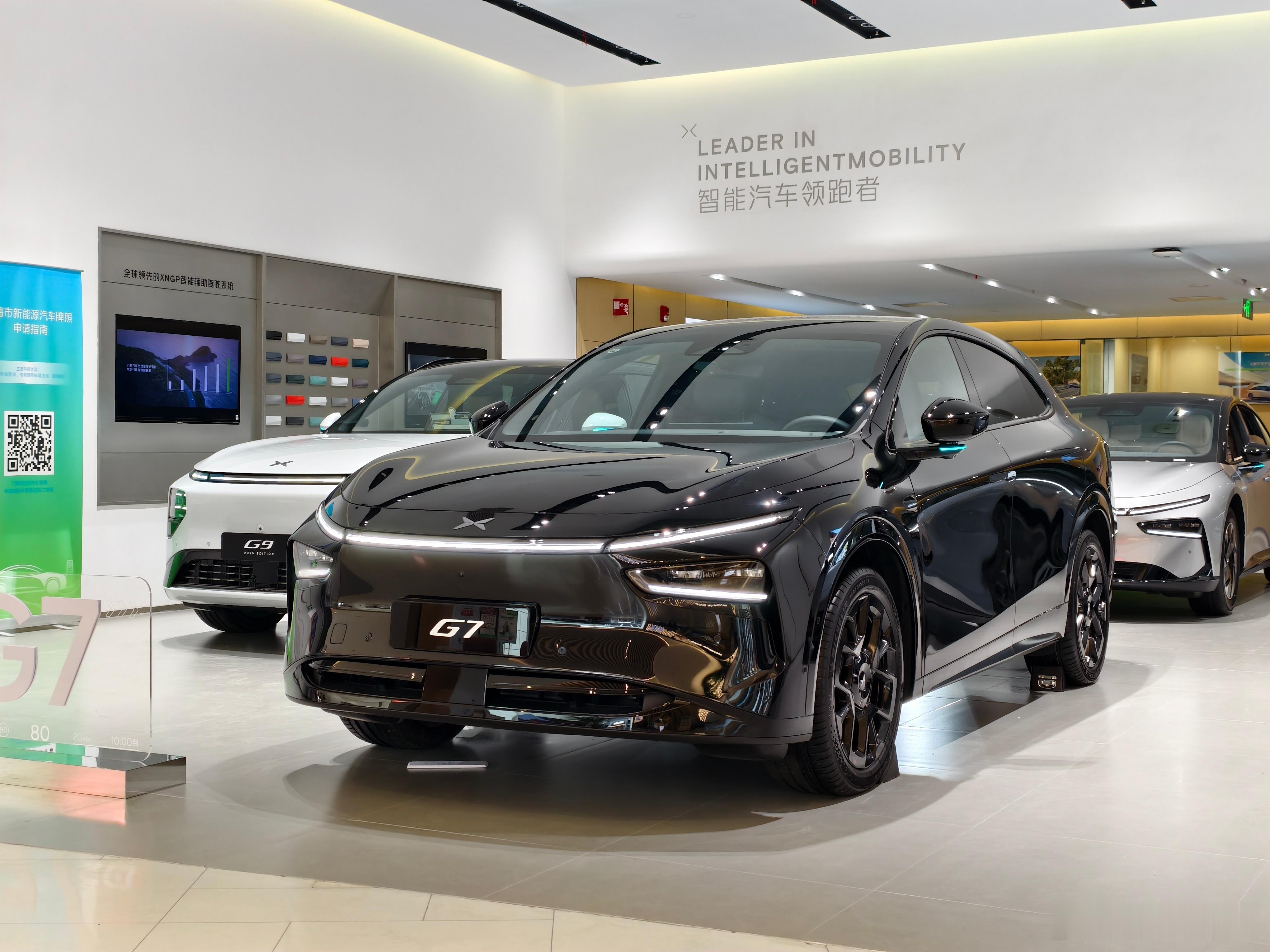 小鹏 G7 这个细节不错，前排座椅是和特斯拉 Model Y 一样点垫高的。所以