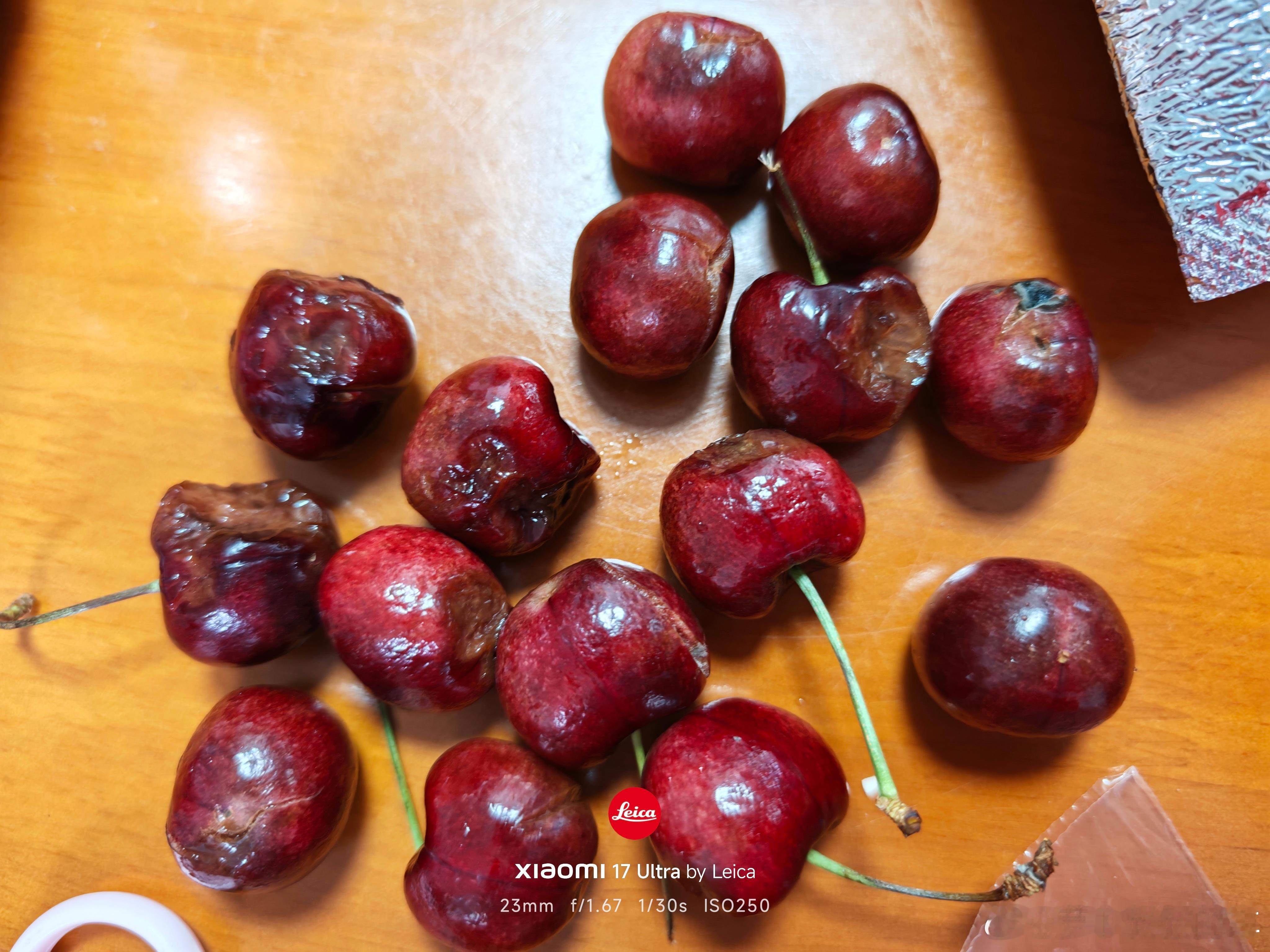 爱吃车厘子的人天塌了 车厘子已经过了最好的季节，一向信得过的盒马，买了一盒烂果，