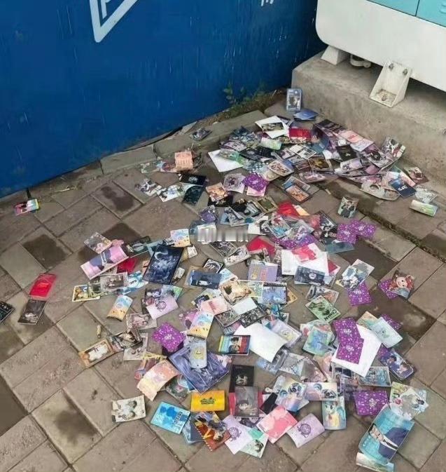 好想捡，可惜不好意思蹲下去 