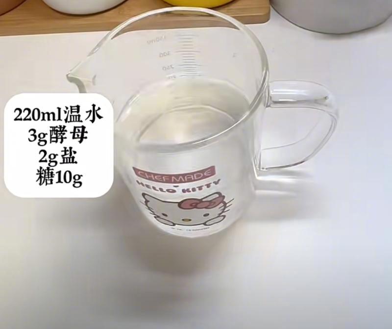 发面葱花肉饼，一道融合了传统与美味的经典小吃，外皮金黄酥脆，内里松软多孔，每一口