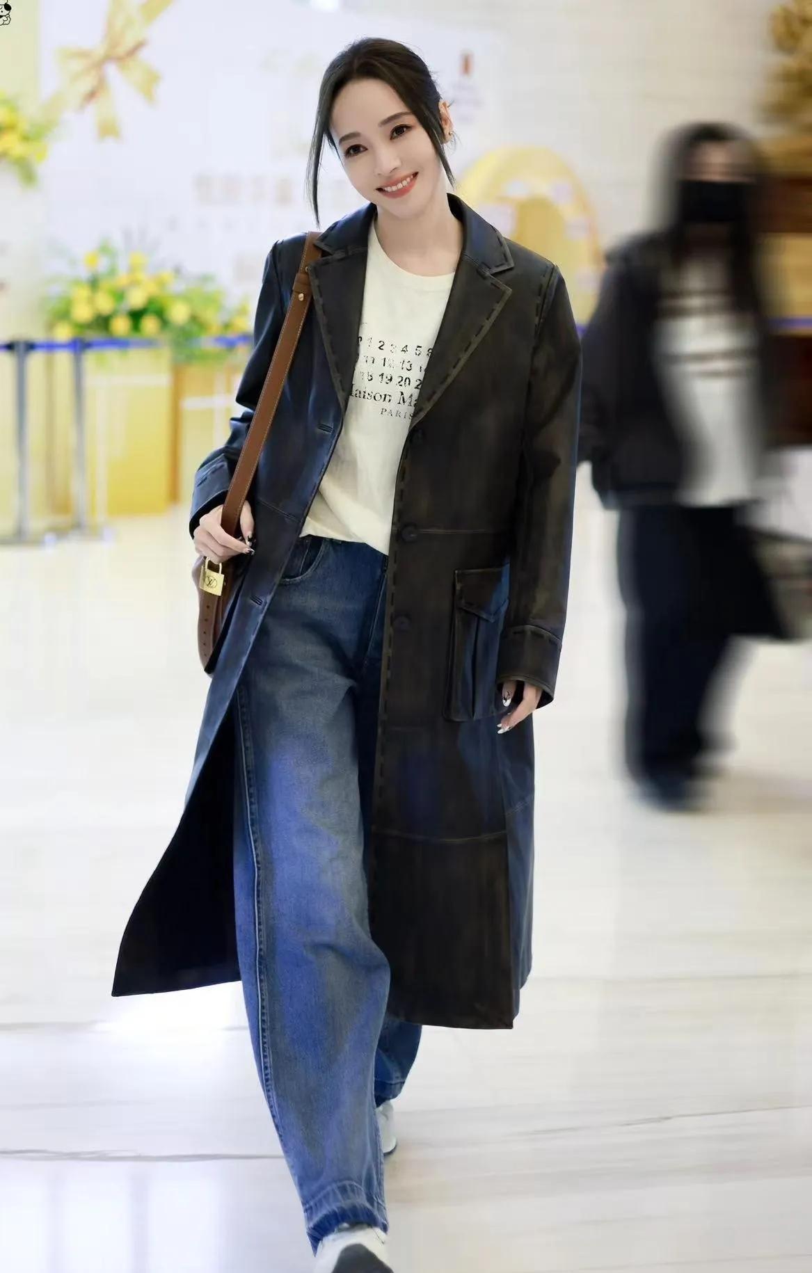 侯佩岑的松弛感穿搭，我直接抄作业了✨
 
长款做旧皮大衣+字母白T+阔腿牛仔裤，