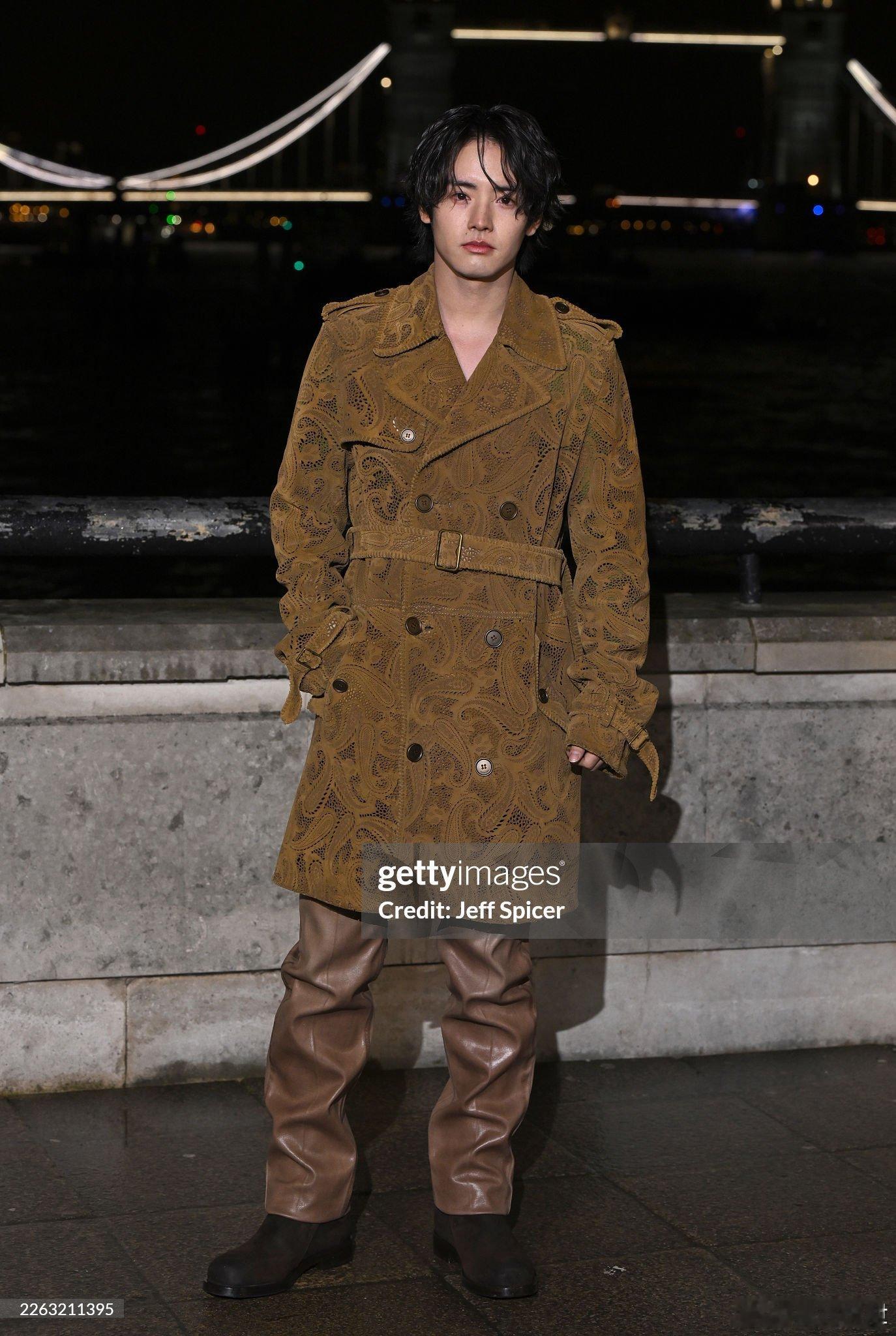 赤楚卫二出席Burberry秀场： 