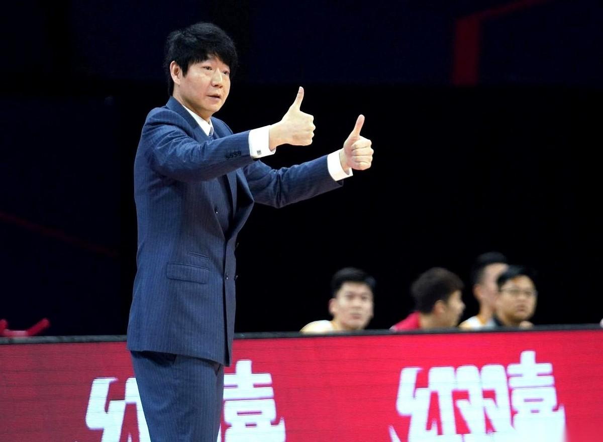 那件西装，“啪”一下摔在地板上的时候，说实话，我心里是真解气，也真揪心。
解气的