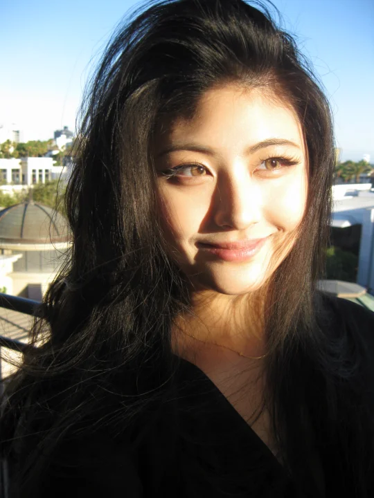 她是明媚的热烈的