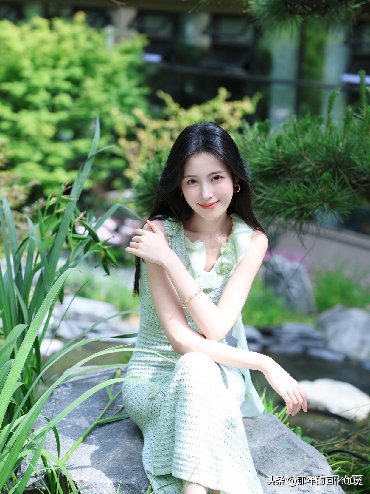 夏日清新穿搭，绿意盎然中绽放自然之美