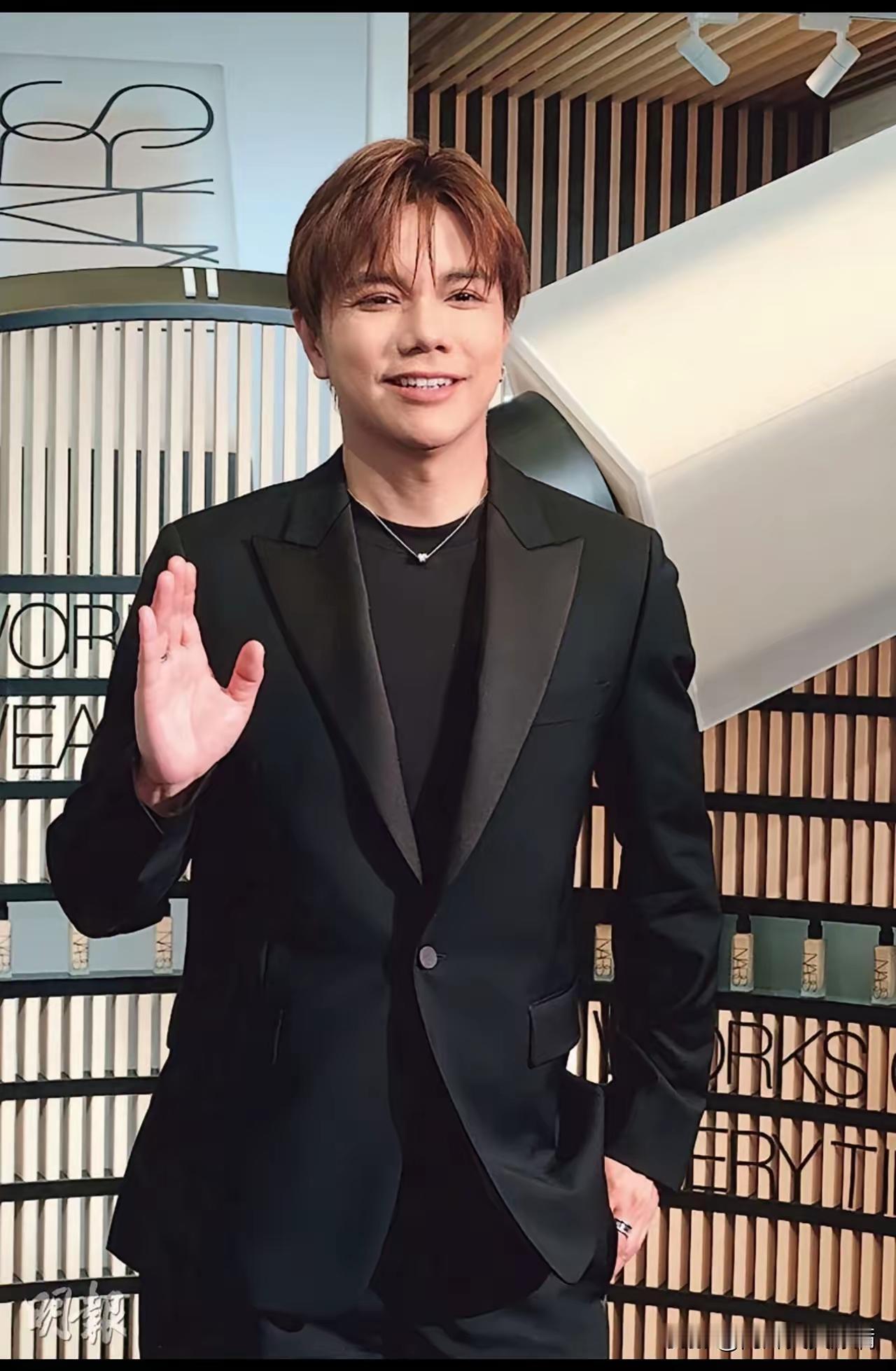 举报信越堆越高，内地演出的门算是彻底焊死了。
​英皇的霍汶希和容祖儿，却依然死死