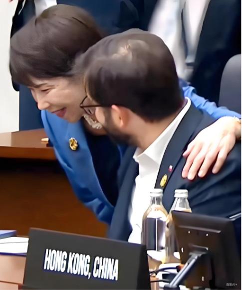 日本颓势五征兆
 
1、执政党影响力下降。国内党派分歧严重，为攫取首相位置，第一