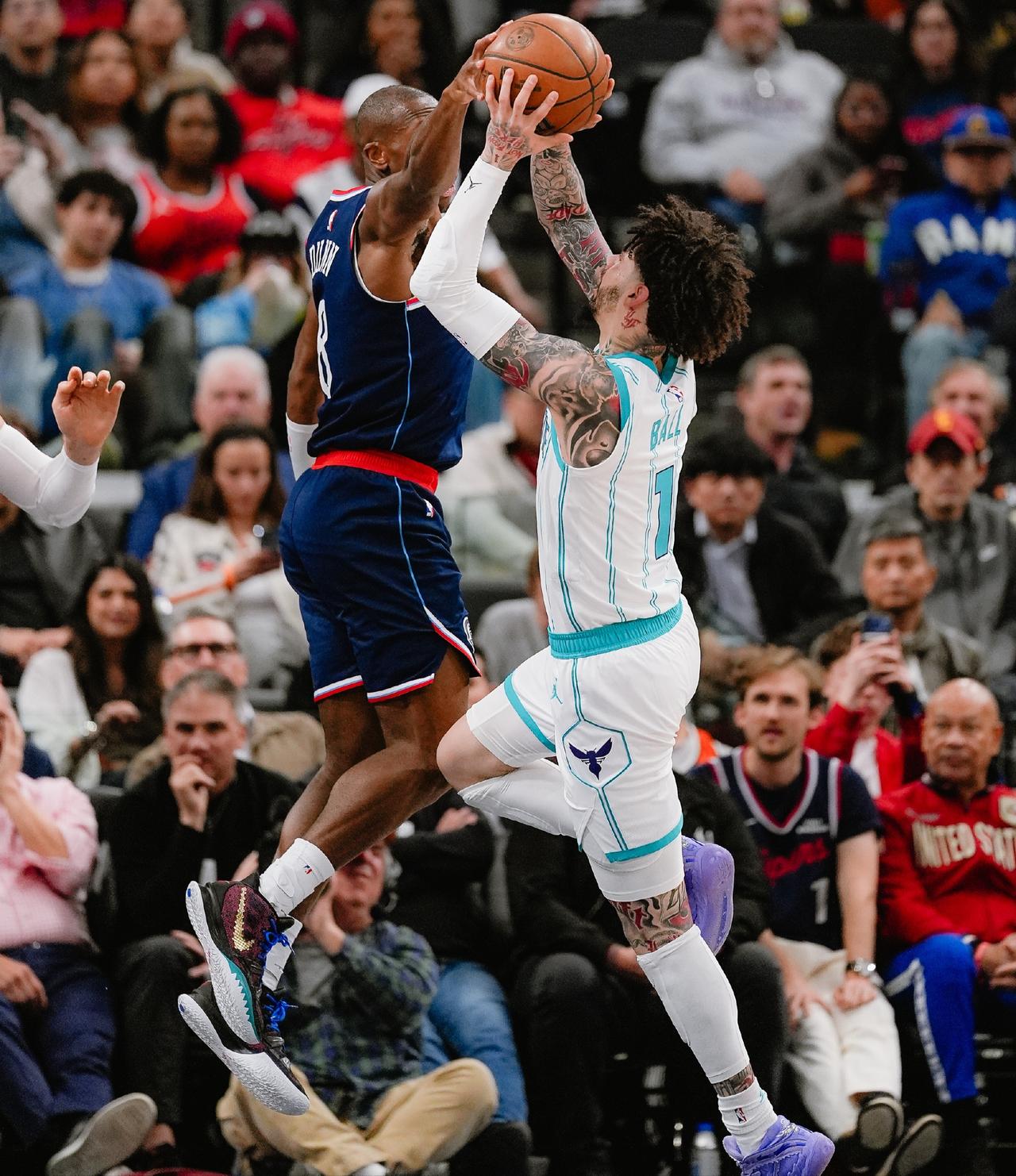 拒绝生涯之夜翻车，哈登末节完成救赎，小卡稳定的像机器人。
黄蜂VS快船；黄蜂在这