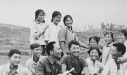 1973年，知青刘朝旭被推荐上大学，临走时去找队长告别。没想到，在他家窗前，听到