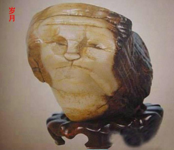 1997年，赵立云在阿拉善发现一块奇石：面似贵妇脸，饱经沧桑感。于是软磨硬泡，花