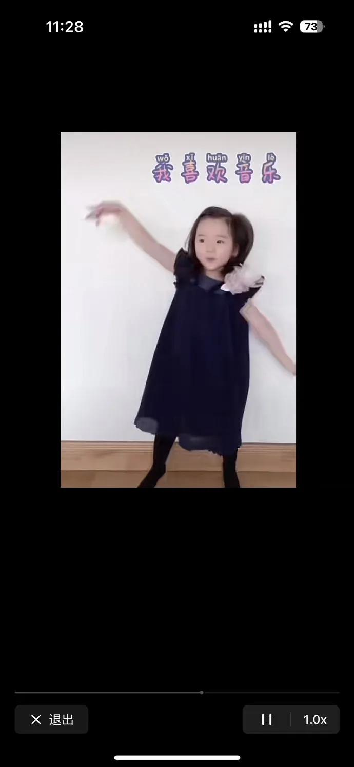 董璇女儿小酒窝太惊艳！三岁便能流畅用英语自我介绍，软萌模样超可爱。从这小小年纪展