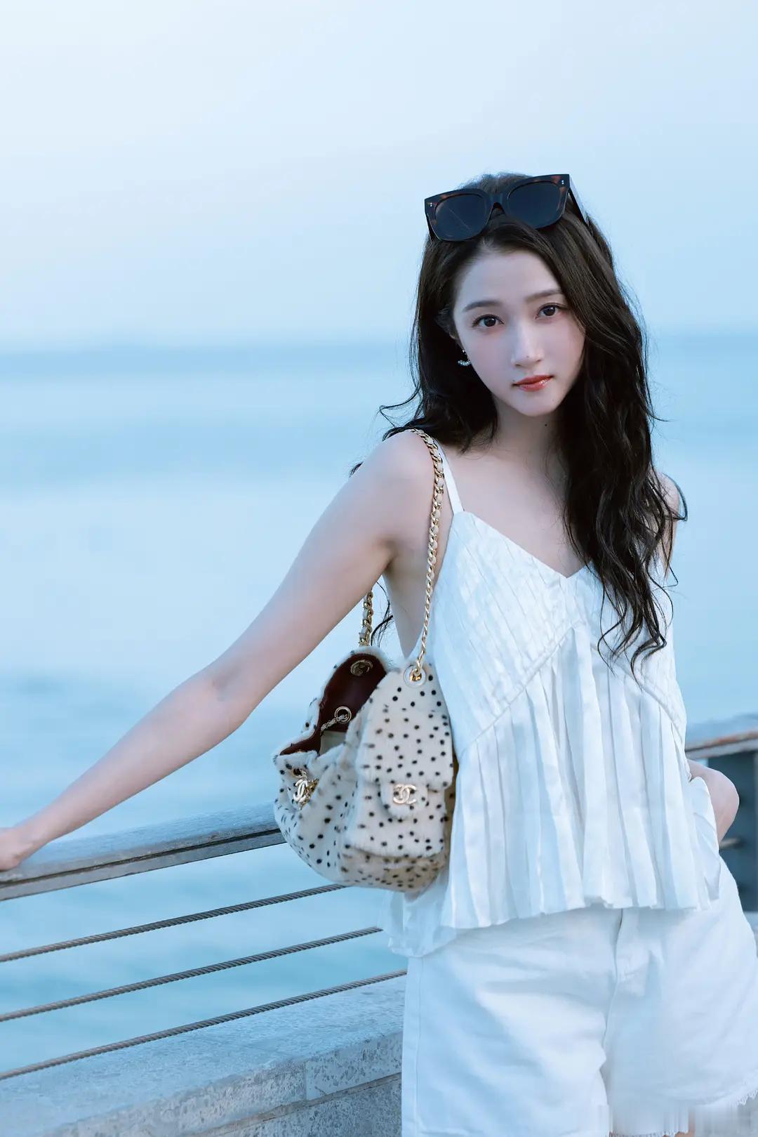 关晓彤换团队了吗 怎么最近营业图也美了 