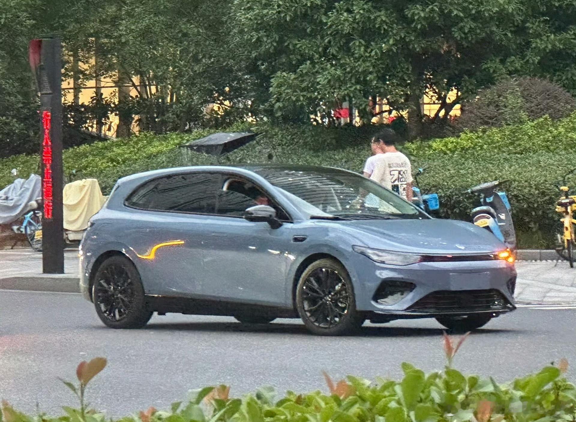 零跑Lafa，熟悉的陌生人。我喜欢两厢小车，关注下 汽场全开 ​​​