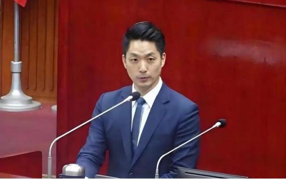 蒋万安曾再次亮明立场，坚持反对两岸统一，郑丽文也让中国人寒心了。
 
2025年