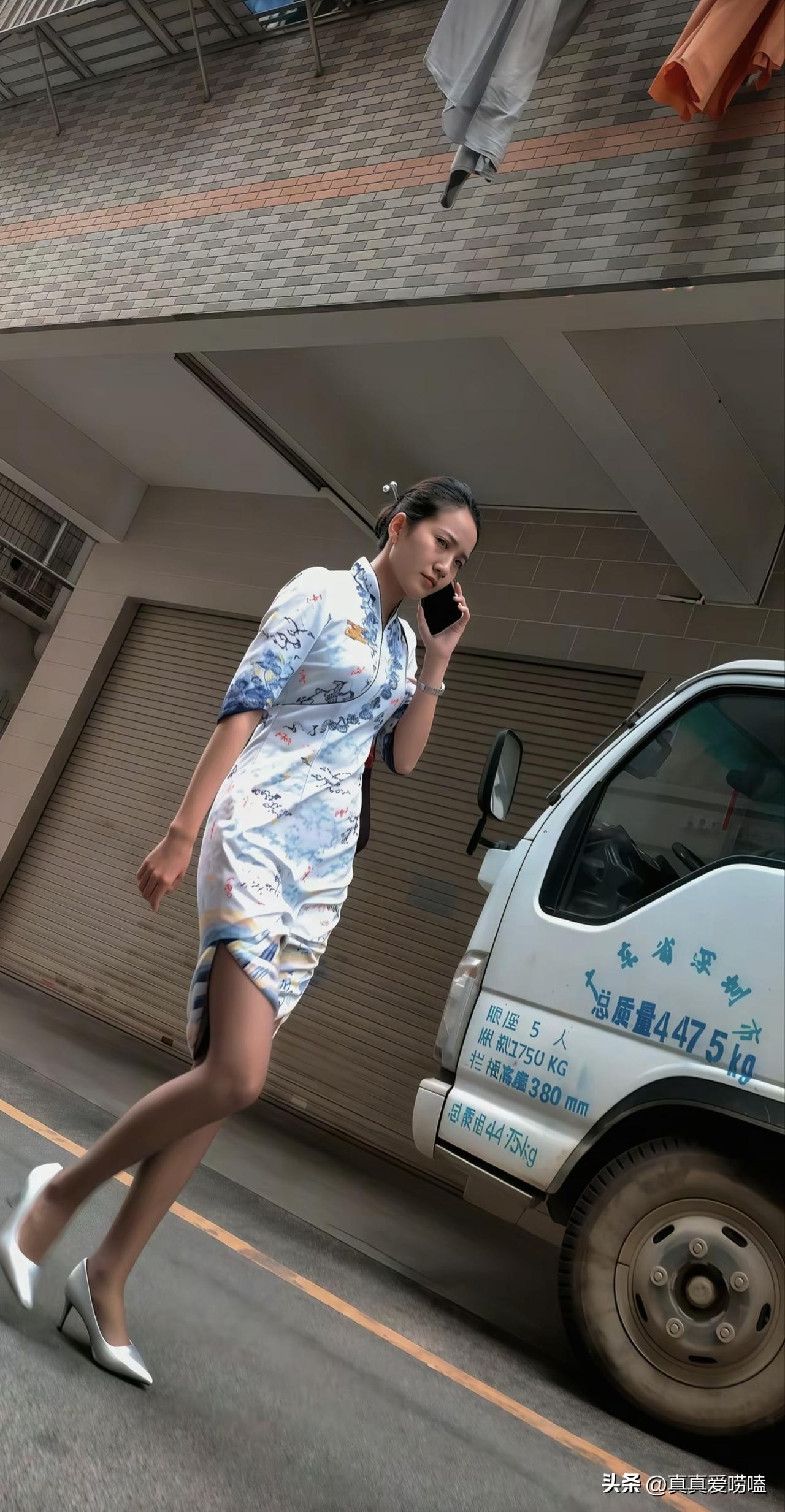 昨天下班路上碰到一位空姐，看衣服应该是海航的，本来想上去加一下微信，转身又一想，