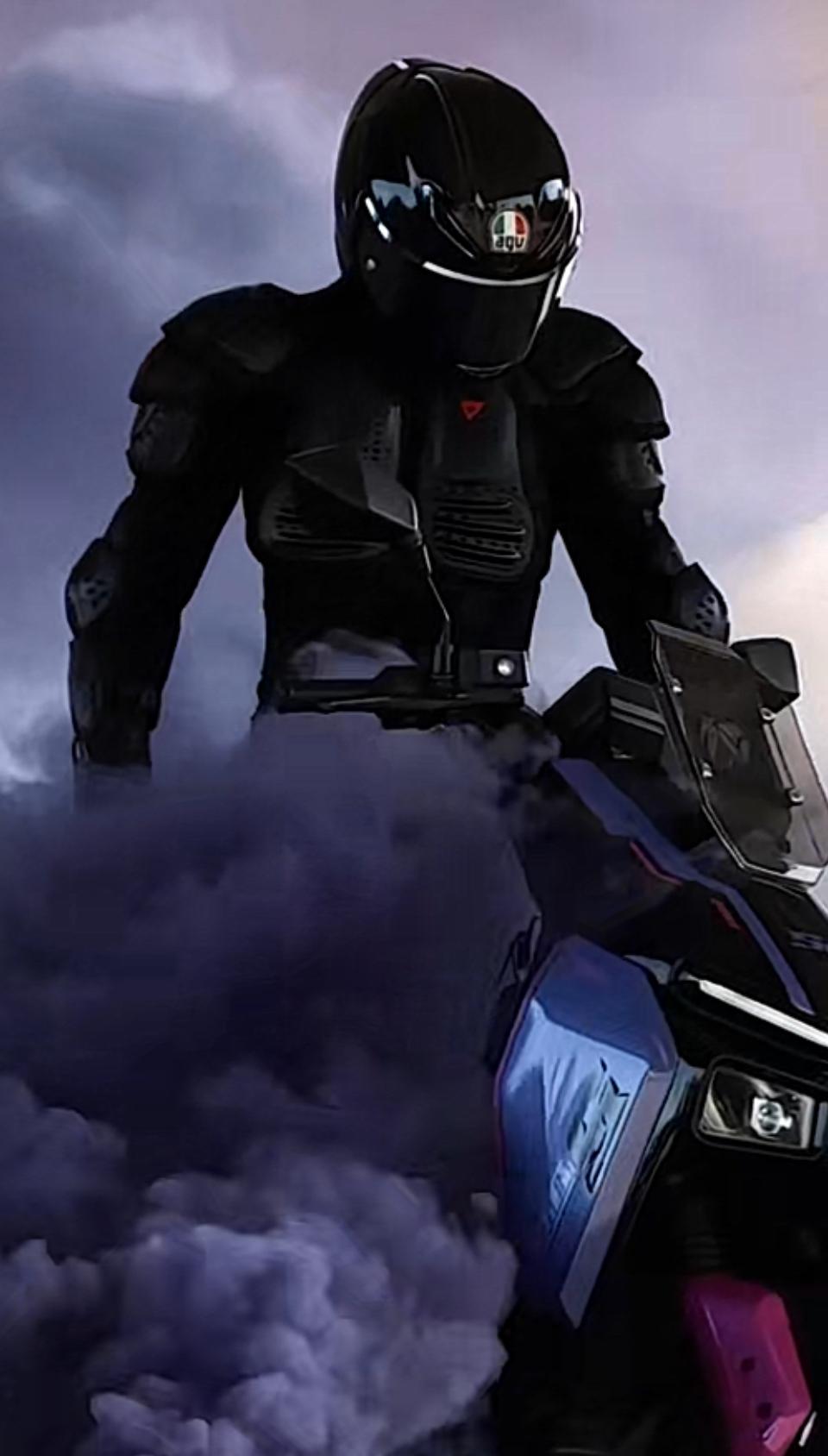 这骑士真的是，骑摩托好酷啊！