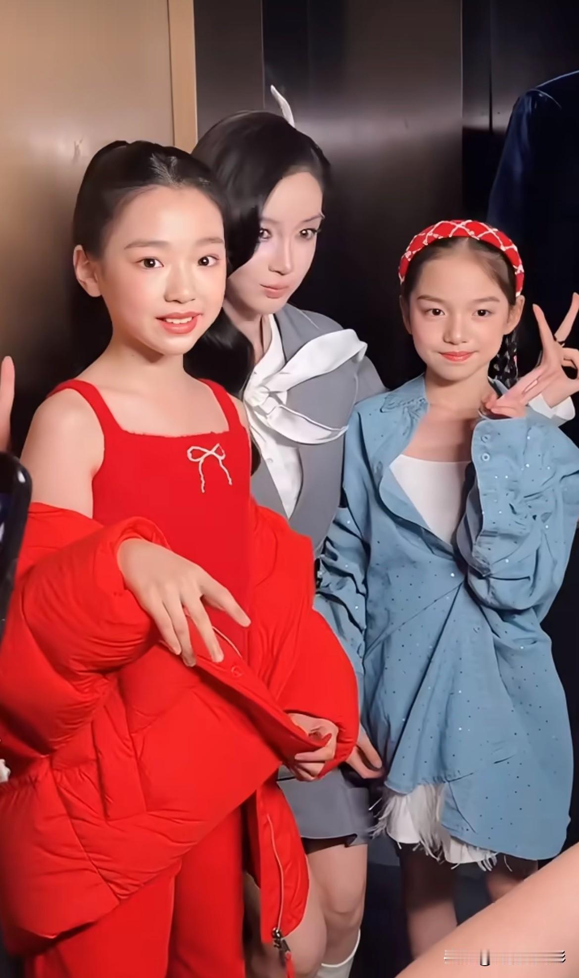 Angelababy与董璇女儿小酒窝合拍照片，baby在台下温柔比心。小小年纪的