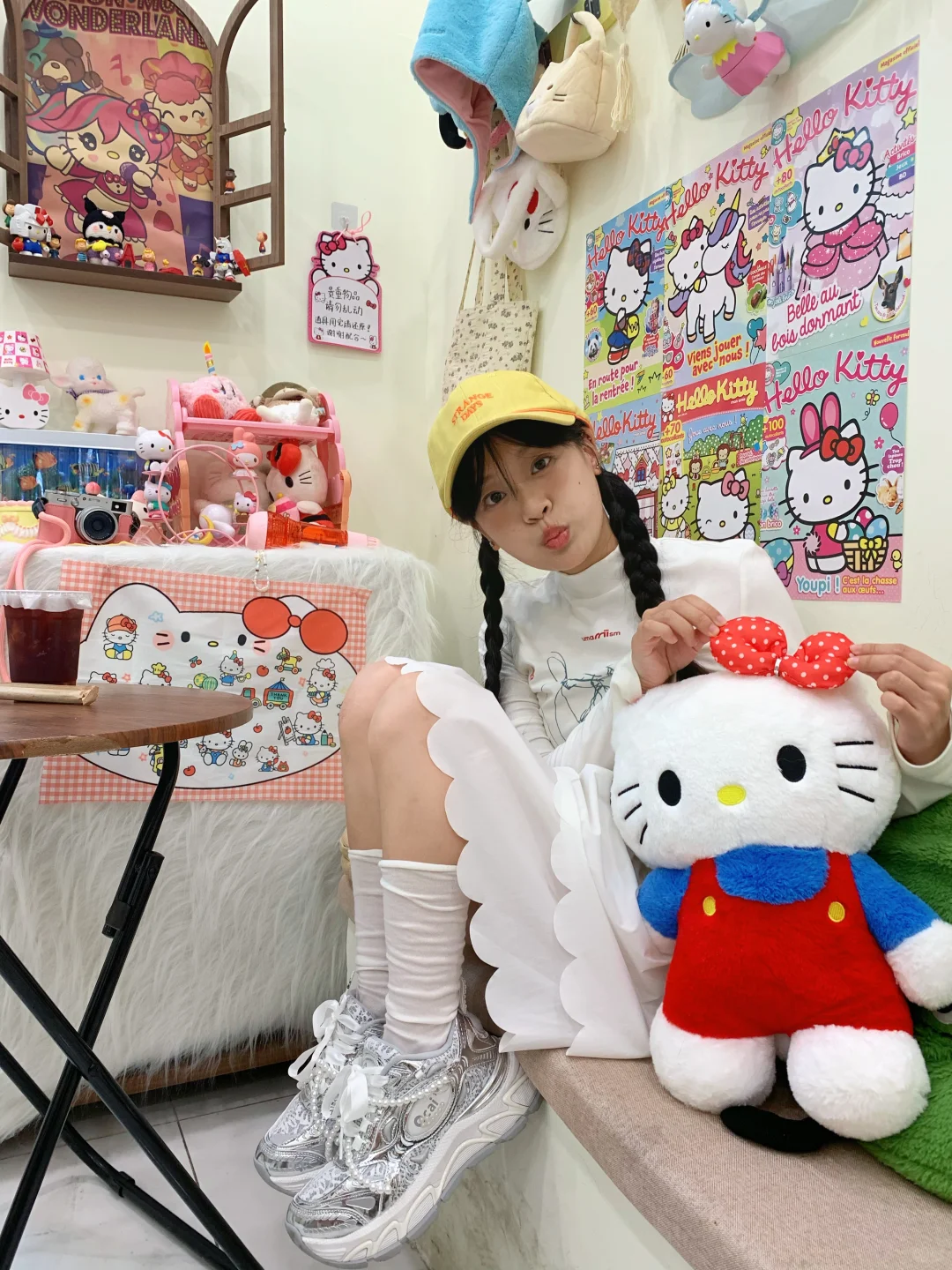 Helloミ >  。o ミ