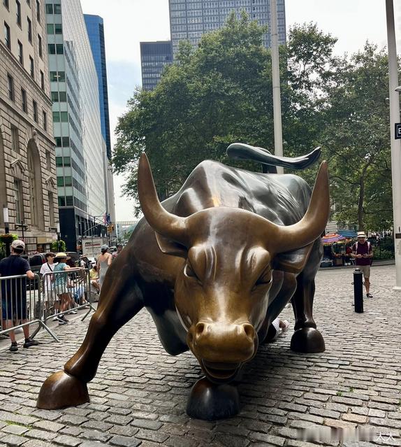 对冲基金两年来最快速度抛售科技股，美股内部已现裂痕。上周标普500和纳斯达克虽双