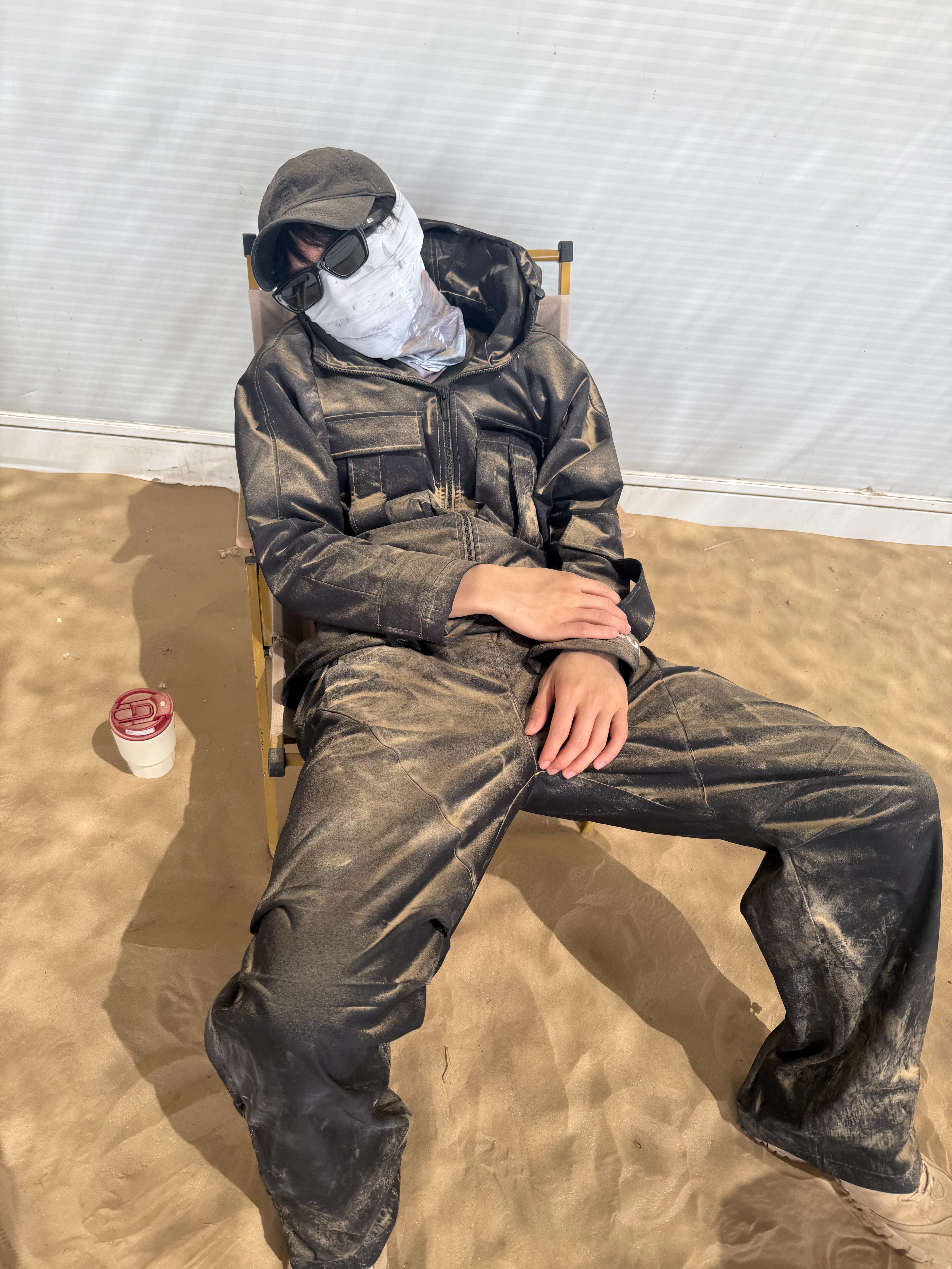 十个勤天种地吧 哥几个都辛苦啦，在沙漠干活这两个人哥们儿认得出来是谁不Cr 弟弟