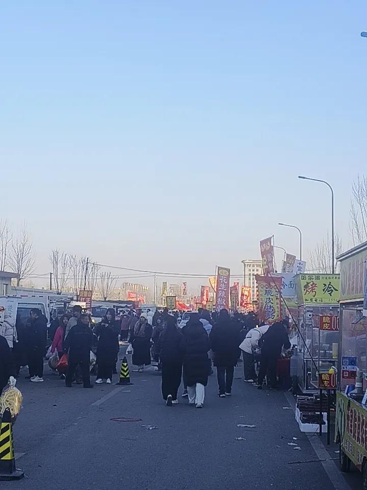 即便气温低至零下十几度，曹洼大集依旧备受游客青睐。在如此寒冷的天气里，大家仍乐意