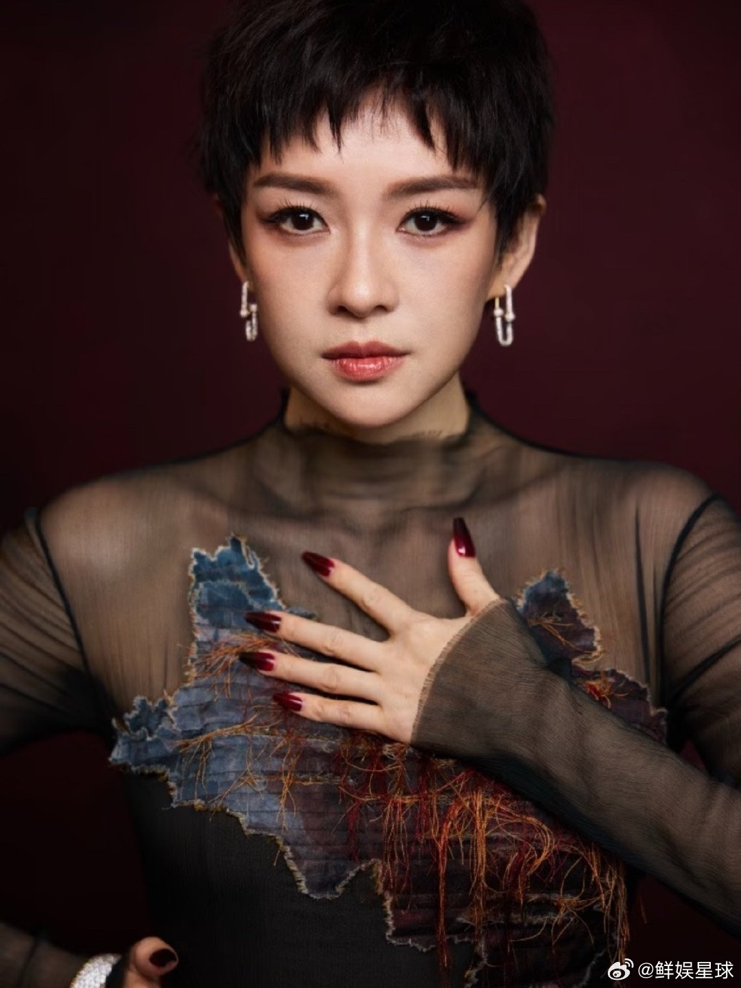 酱园弄时期的章子怡为角色付出这么多，红毯上依旧亮眼，这种敬业又好看的演员太难得。