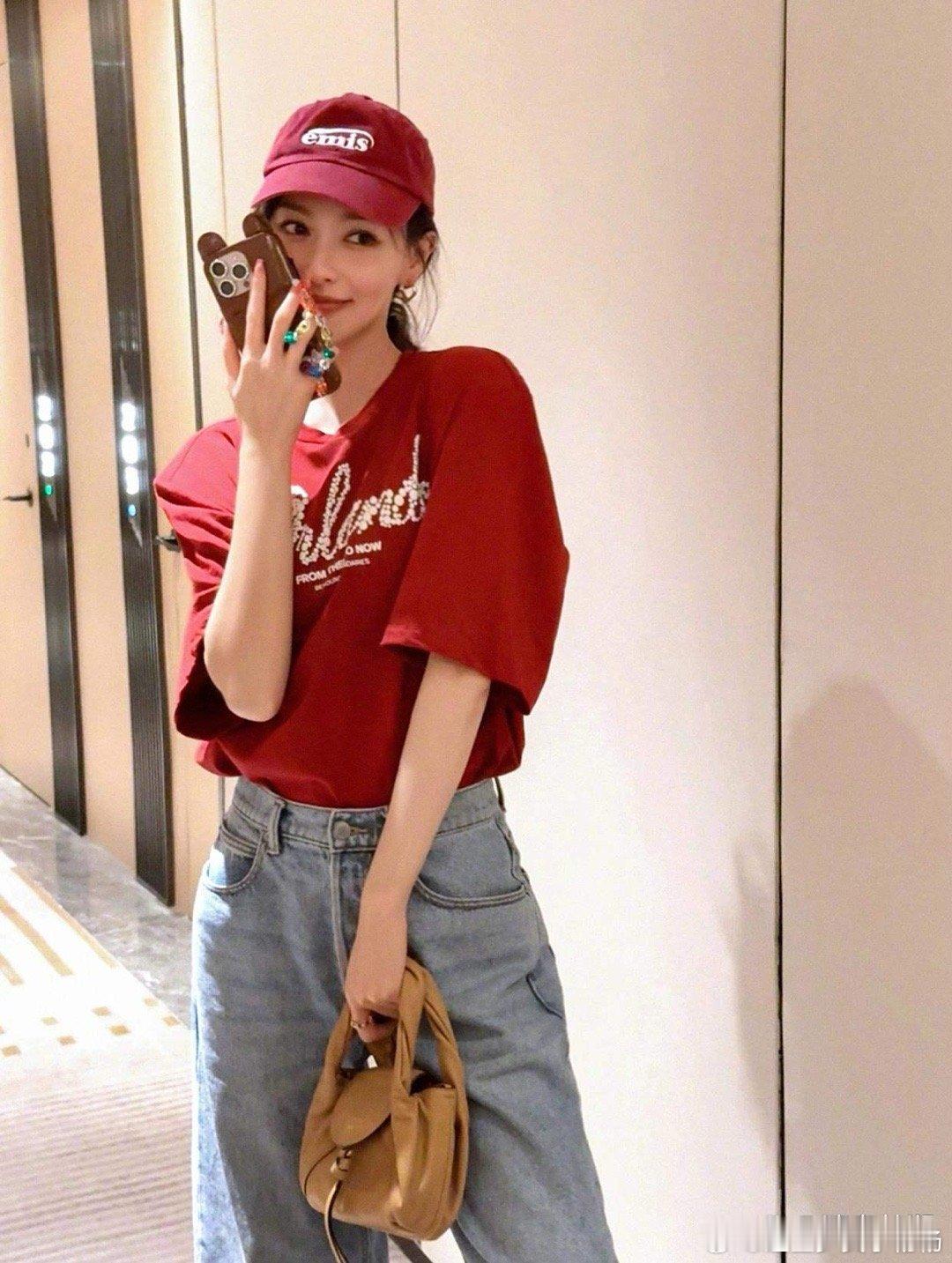唐嫣越活越年轻，越活越冻龄，身穿红T恤，牛仔裤，头戴棒球帽，怎么看都不像40多岁