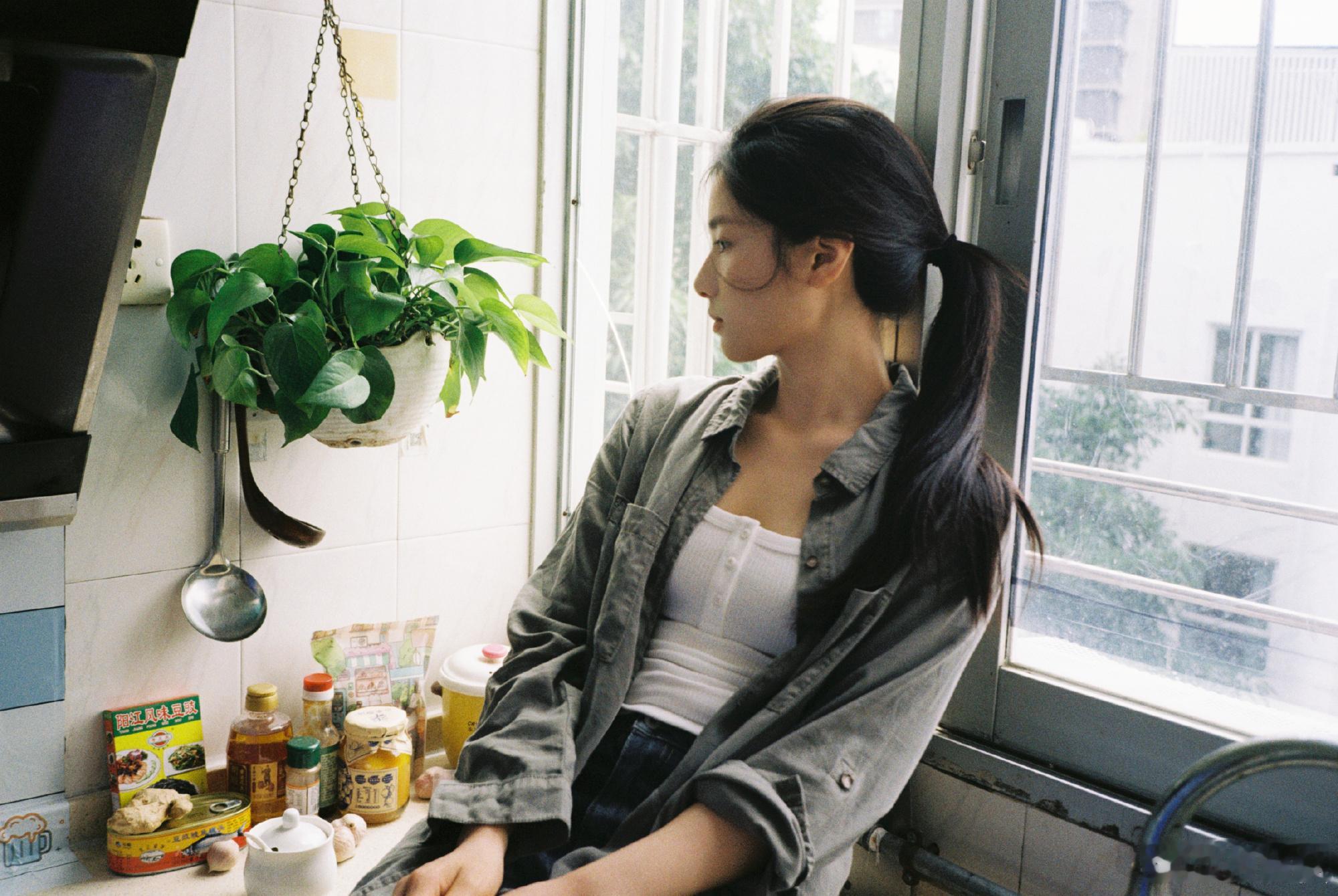 张婧仪我想象中我在出租屋就这样看了《野狗骨头》这段出租屋采访，瞬间被张婧仪戳中了