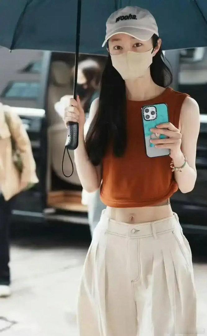 宋轶那根勒到最紧的腰带，把内娱女明星瘦到发慌的审美照得太刺眼 
