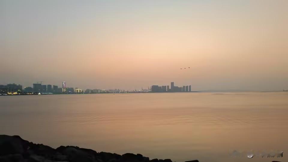 请对下联
上联：落日余晖铺锦绣
下联：飞流彩瀑展宏图
             