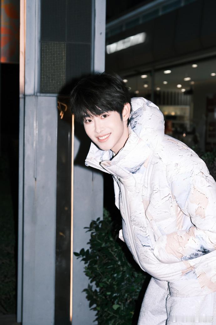 田嘉瑞上海的野生街拍  田嘉瑞上海的野生街拍📸拍的真的是太帅了吧，这张脸完全就