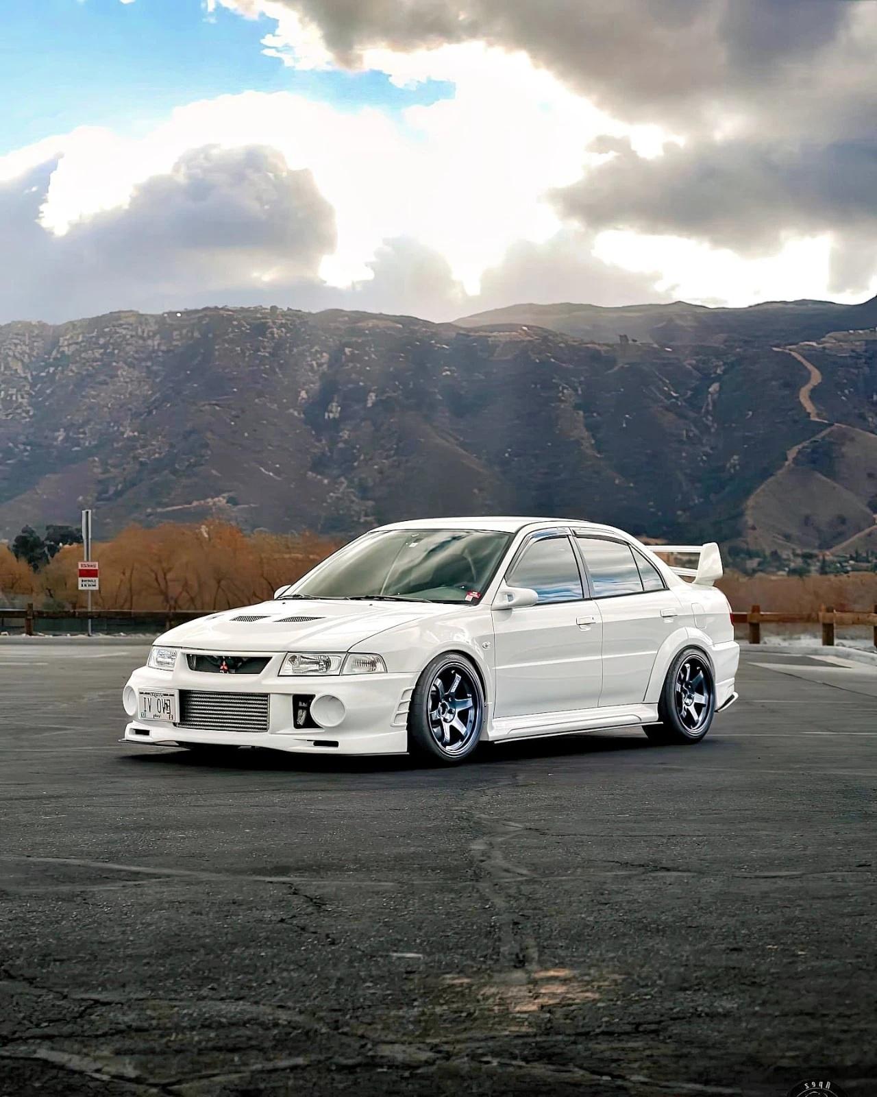一台成色极佳的第六代三菱Lancer Evolution，静静地停在那里。
19