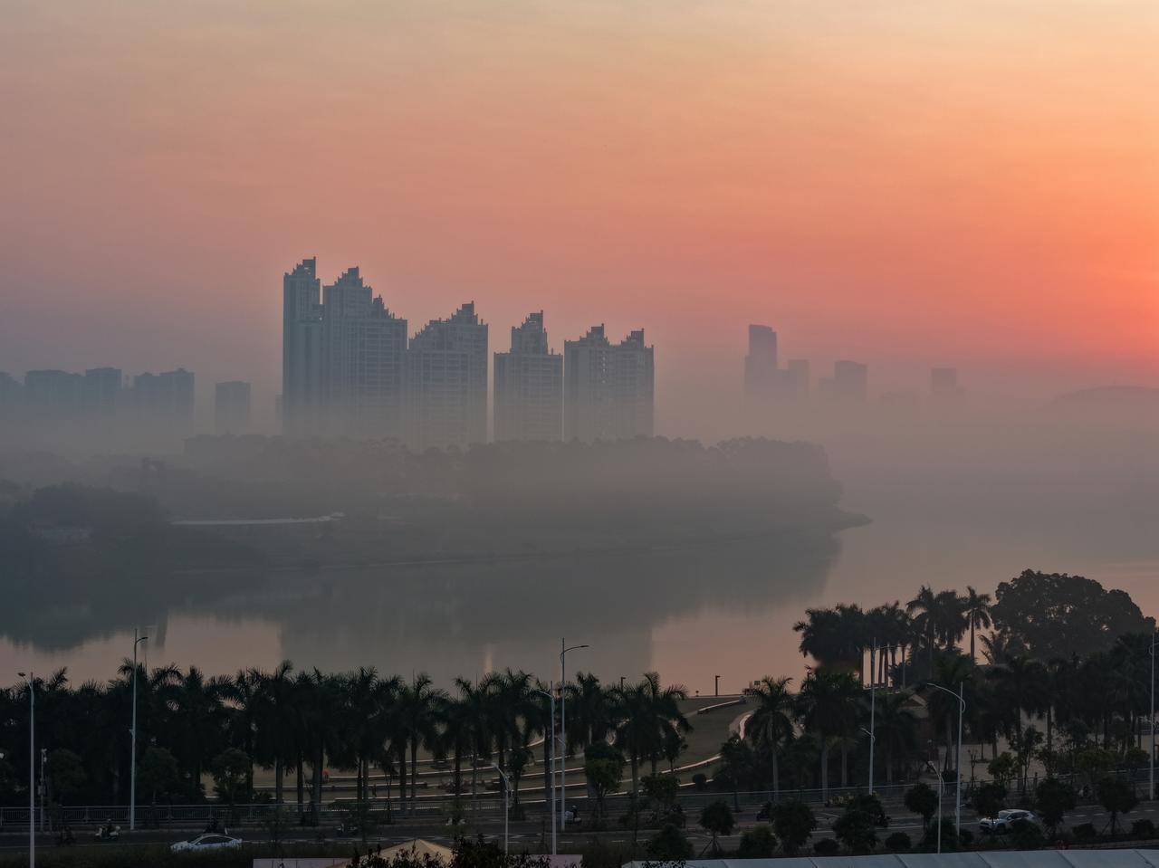 航拍南宁柳沙湾邕江日出，
晨光铺洒江面，整座城市慢慢苏醒。
一江碧水，半城朝阳，