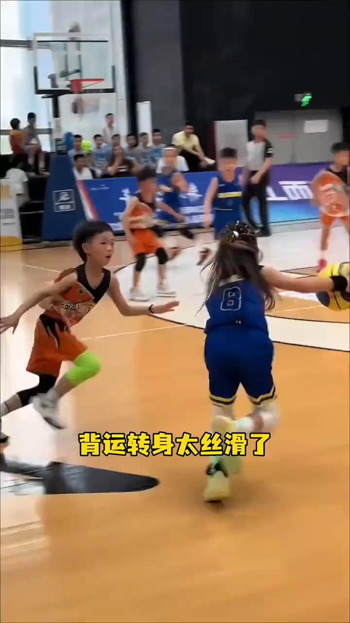 小女孩一个节奏顿停，直接把男生防守人给甩飞。再一个左手变向，这回更是直接把对手晃