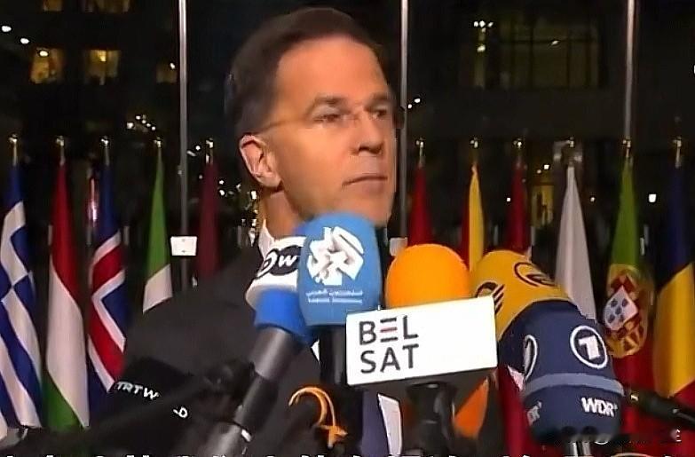 :“我不会对普京所说的一切做出反应，我们见过他穿着军装，穿的像前线士兵，但不是在