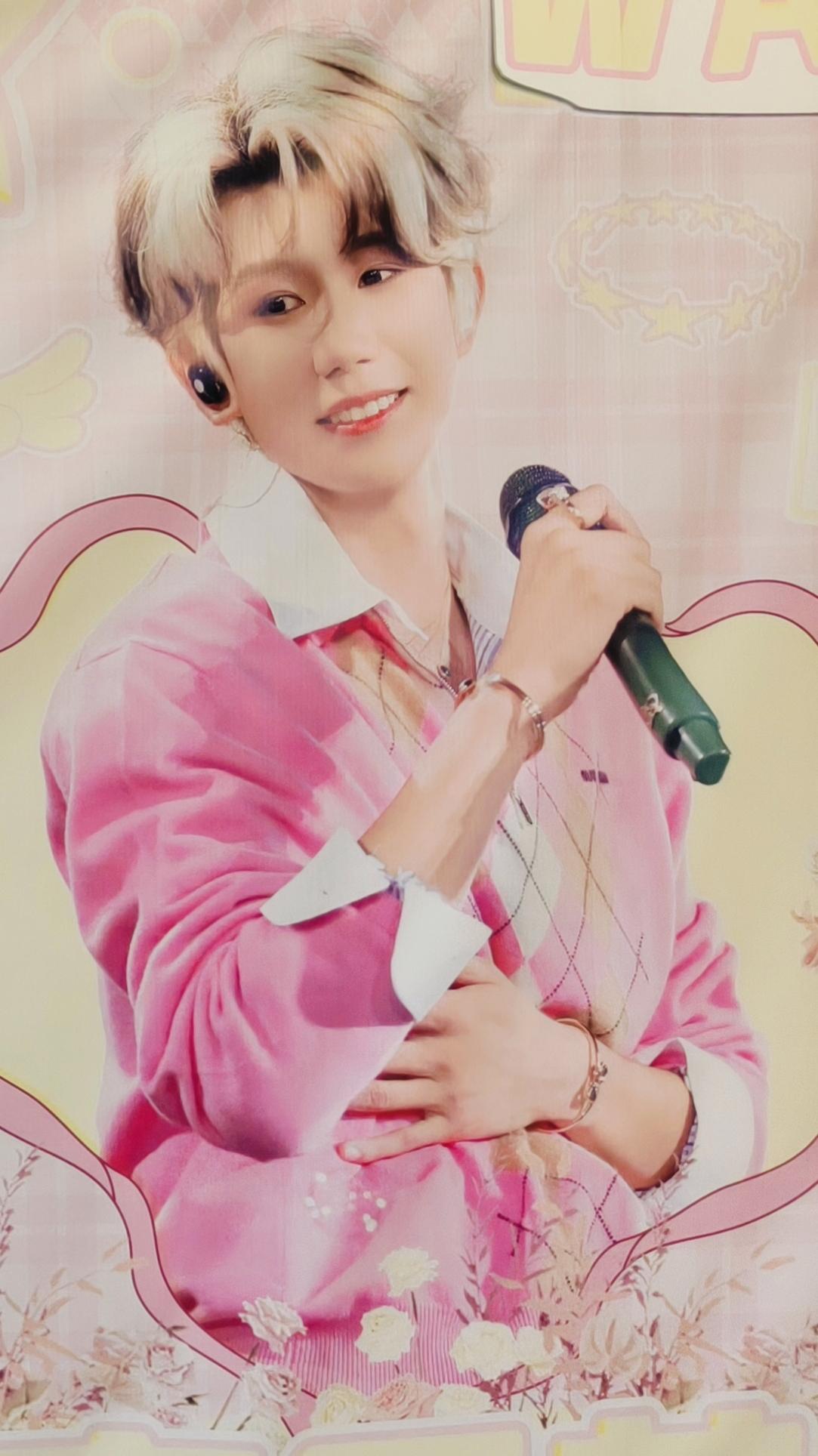 来玩一个游戏，猜出此人的性别：
A，男性
B，女性
C，异类
D，未知
再来进一