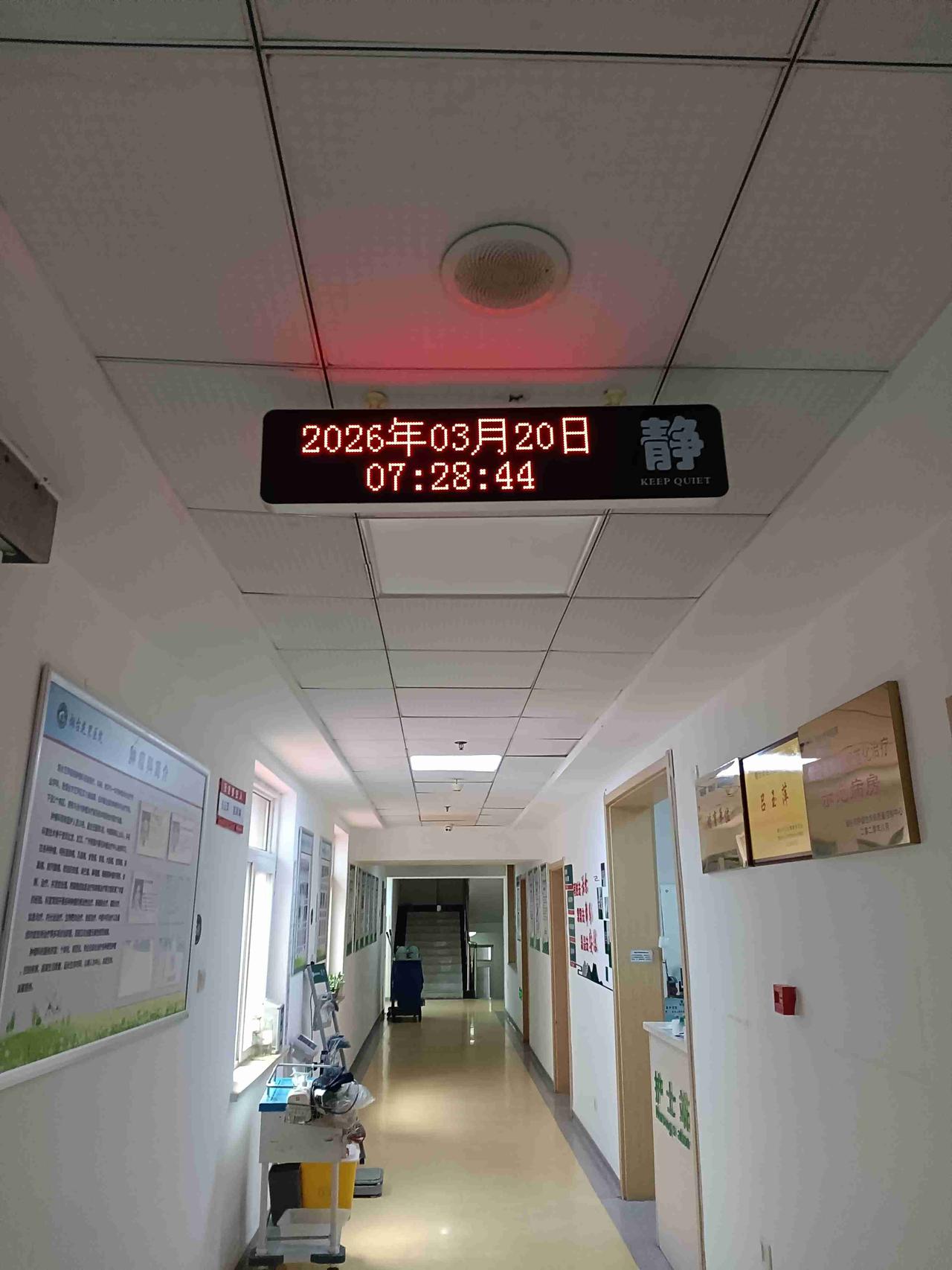 和妈妈不能用常人的思维去沟通，妈妈的思维现在和平常人不一样。

妈妈想吃饭的时候