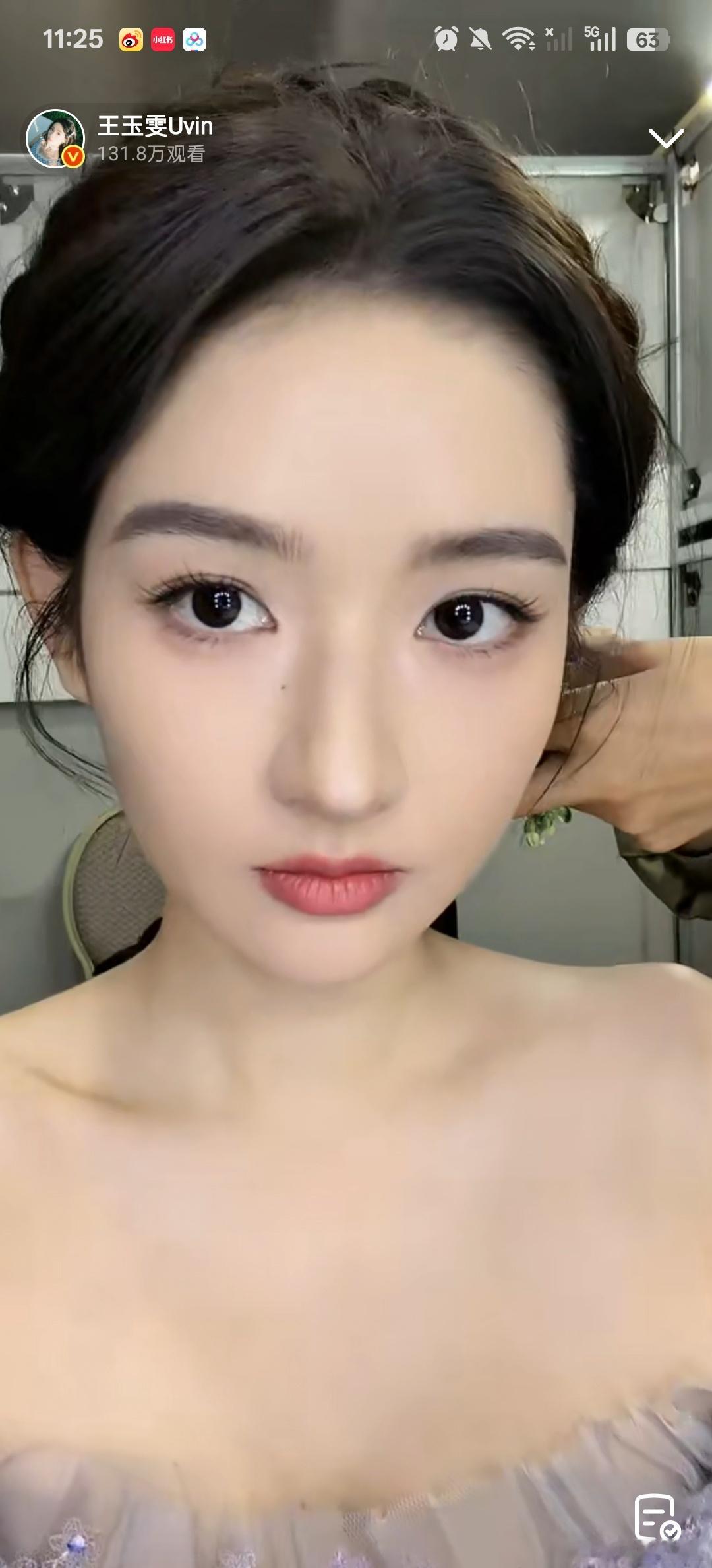 王玉雯直播  直播抢先看妆造！王姐今天美美哒，编发戴小花花，完全是氛围仙子！果然