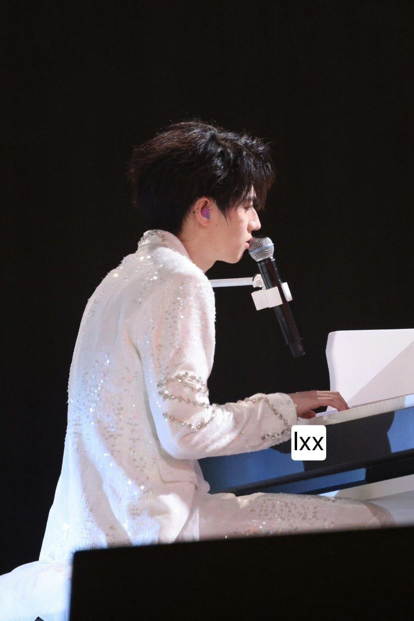 朱志鑫弹钢琴 朱志鑫钢琴弹唱告白 朱志鑫弹钢琴啦 