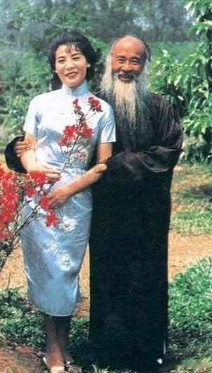 1922年，15岁的黄凝素与张大千结婚，相伴25年生了11个孩子，没想到，就在她