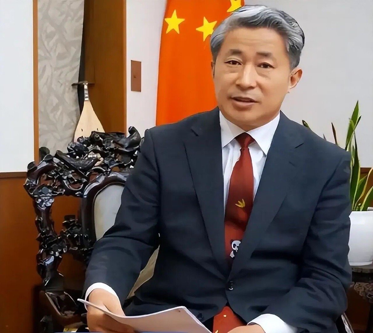 “你要是敢把那肮脏的脖子伸到不该伸的地方，我就把它割下来。你准备好了吗？” 