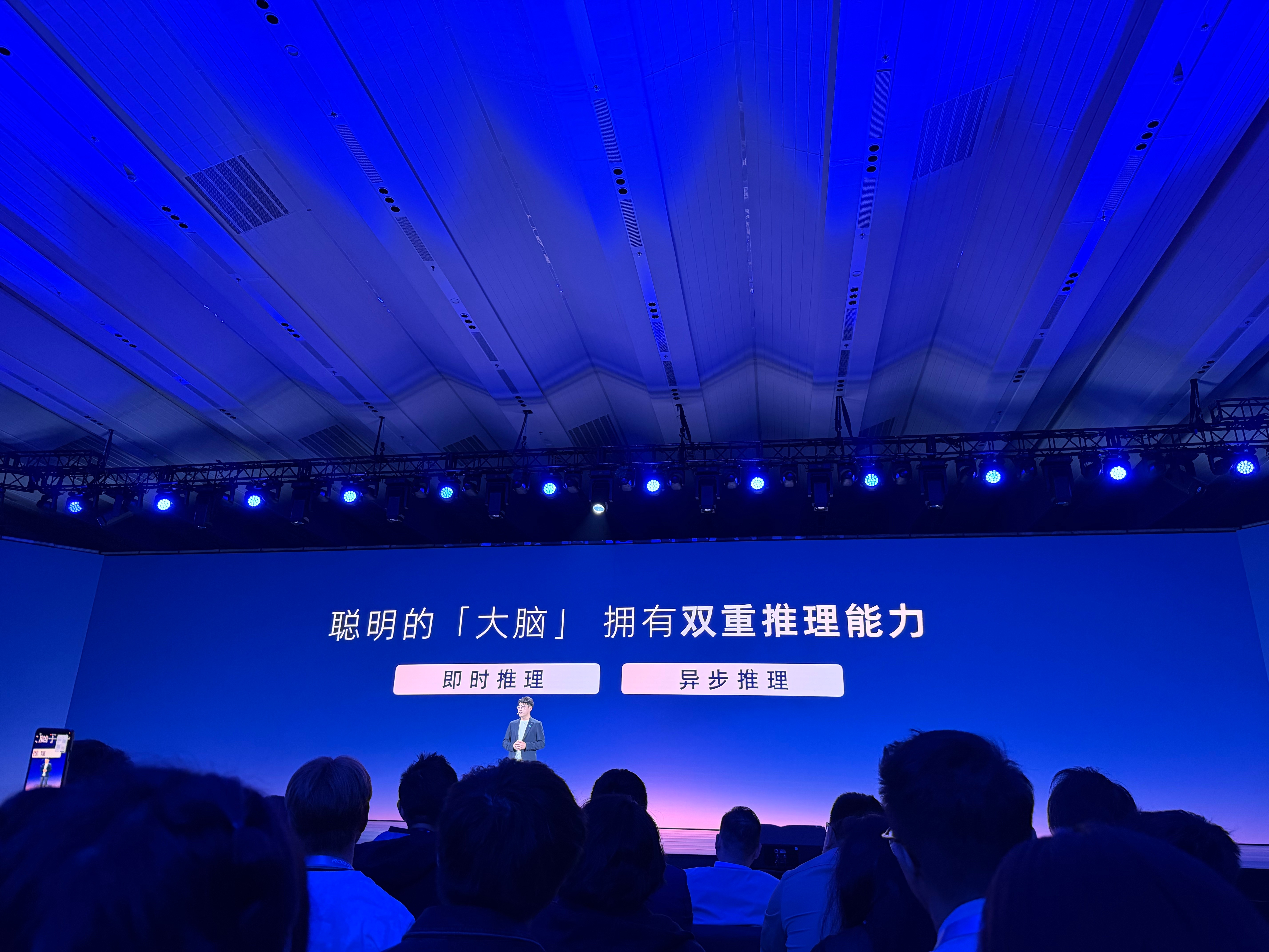 以前的AI是工具，是一问一答。而荣威认为，最好的AI应该像伙伴、助手，它应该在空