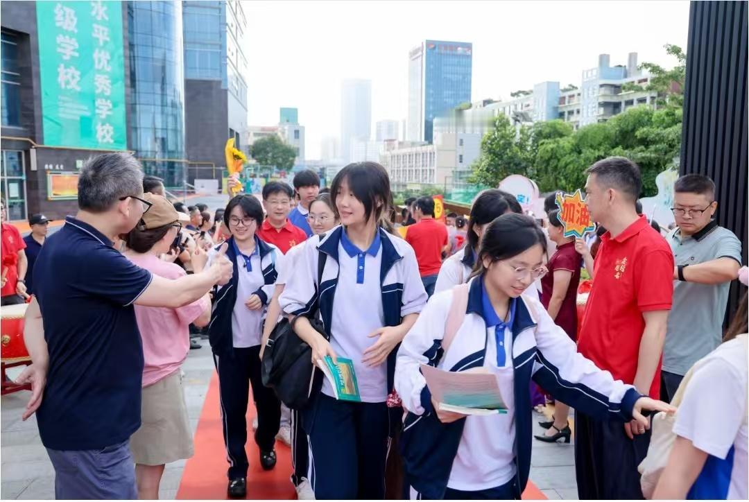 今年高考语文、数学都出奇的难
感觉以前学的知识都用不上了
真的是考题太刁钻了吗？