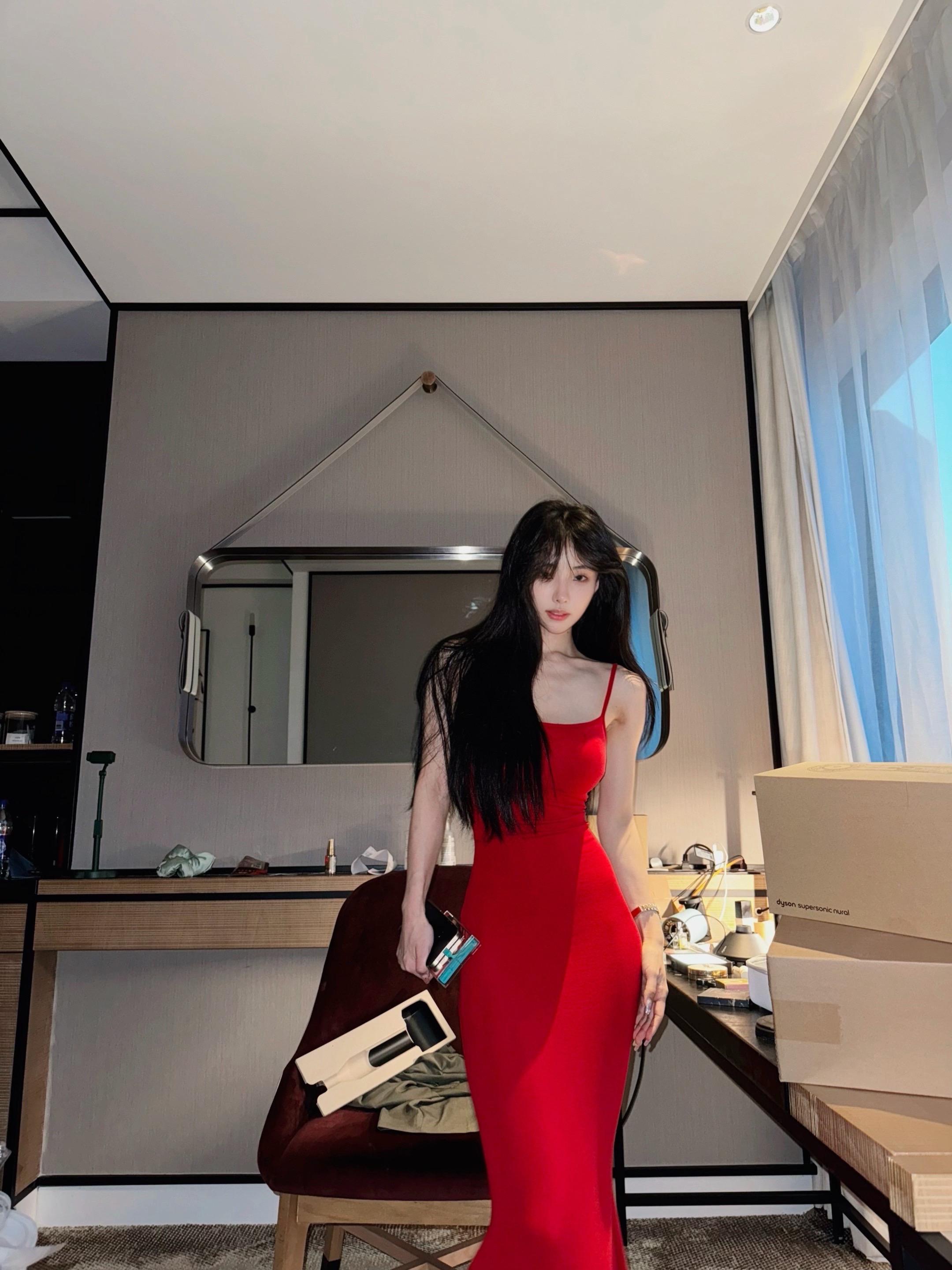 你可以是夜里崩溃大哭的小孩 但我希望天一亮 你又能顶住四面八方的压力 好好生活