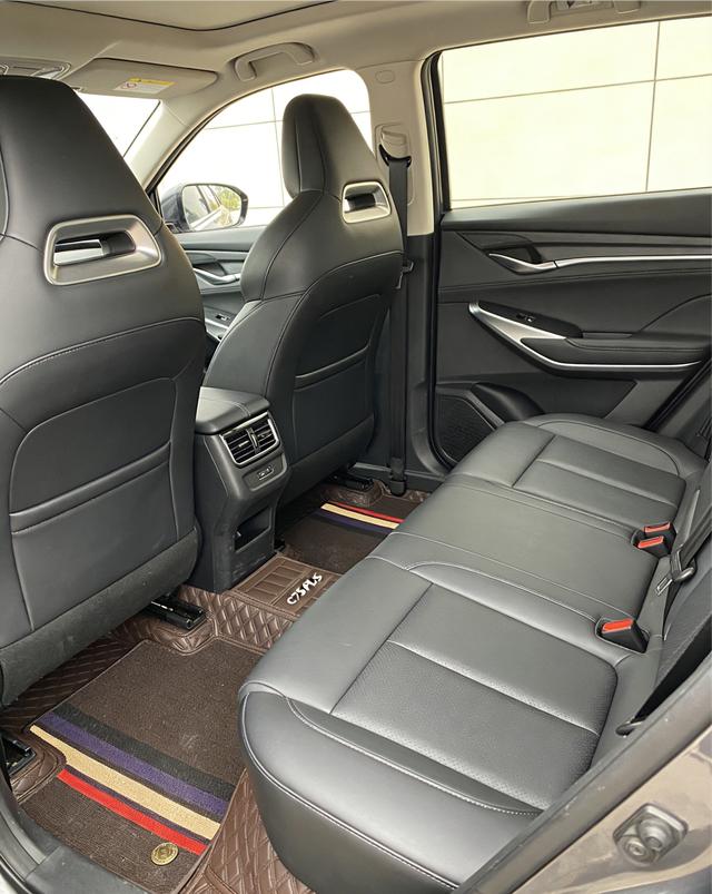 坐过长安CS75 PLUS都有感受，后排中间凸起太高，坐三个人的时候，中间的人脚