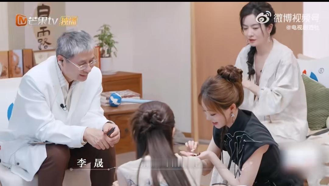 谁还没被祝绪丹的“补气执念”笑到打鸣啊！别人泡养生茶都是简单搭几样，她倒好，直接
